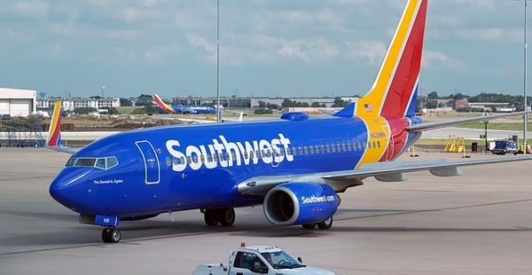 配资网首页官网 美国客机又险些撞上战机，起飞后紧急下降