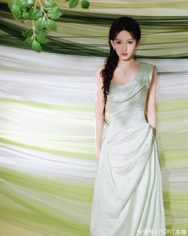 炒股资金配资 好惊艳！程潇穿青苹果绿缎面长裙，侧扎麻花辫，肤白貌美身材苗条